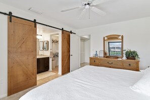 2 bedrooms, WiFi - Townhouse Square - Walk to the beach! (Marco Island,)