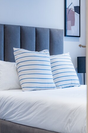 2 bedrooms, iron/ironing board, WiFi, bed sheets - Sandton's Finest 2BR/2BA (Sandton)