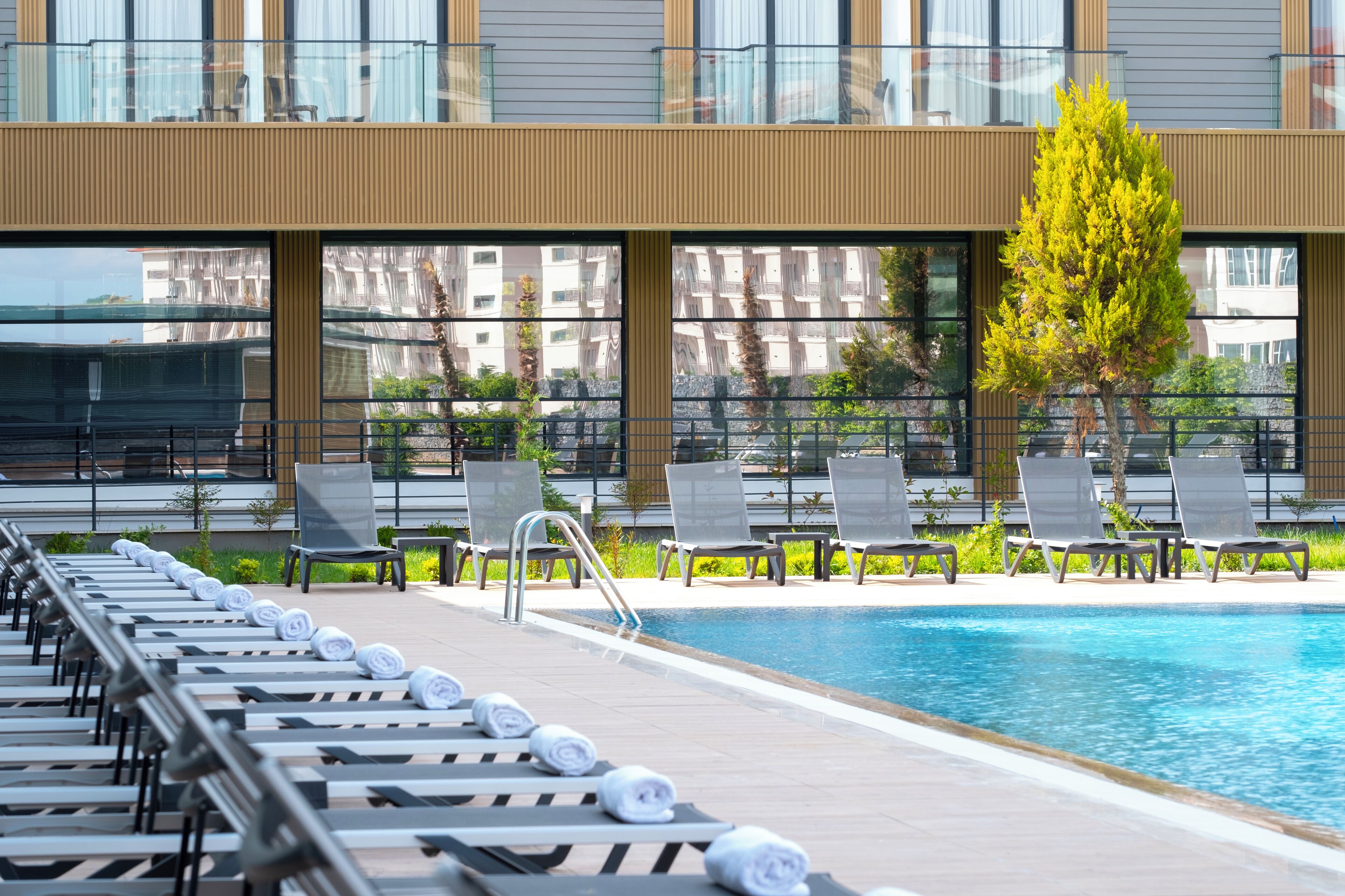 4 piscinas al aire libre, cabañas de piscina gratuitas, tumbonas