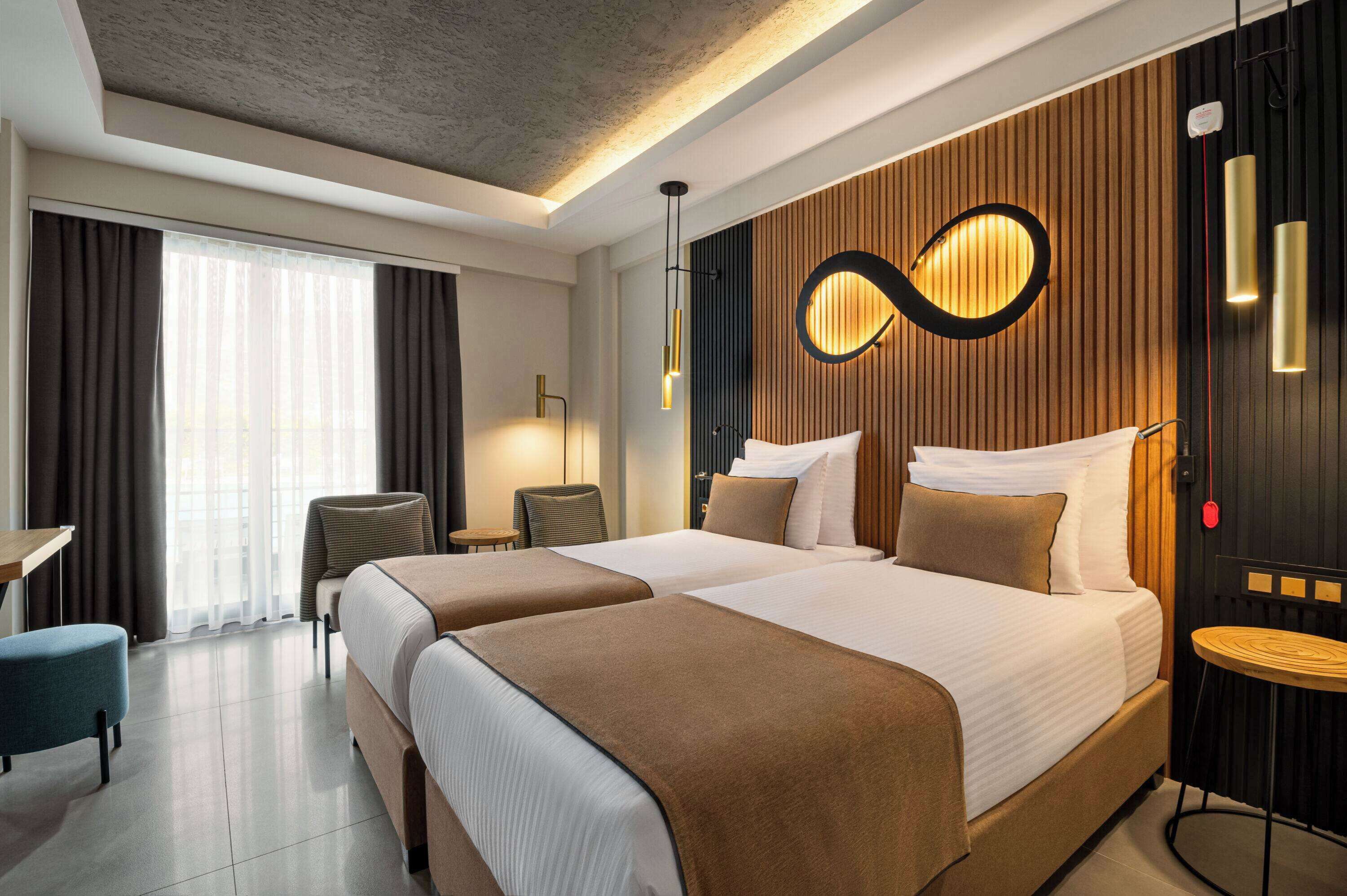Una habitación de hotel moderna con dos camas, un escritorio y una silla.