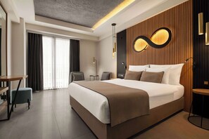 Minibar, coffres-forts dans les chambres, bureau