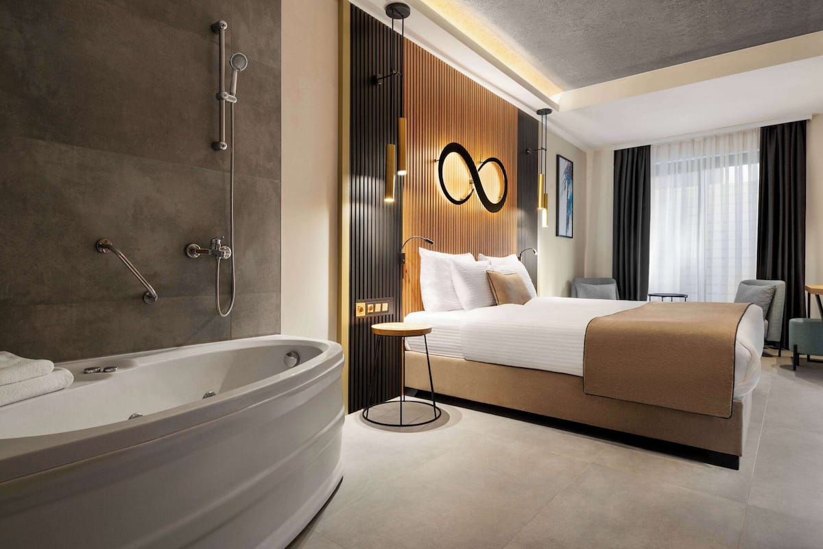 Deluxe Room, 1 King Bed | 1 bedroom, minibar, in-room safe, desk