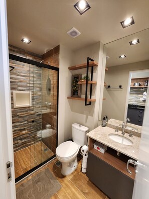 Eenvoudige studio | Badkamer | Gratis toiletartikelen