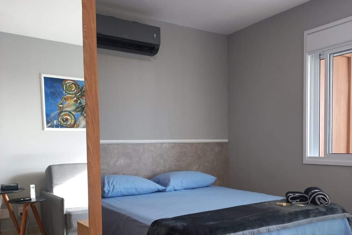 Une chambre à coucher moderne avec un lit, un bureau et une chaise.