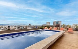 Estudio | Piscina | Una piscina al aire libre