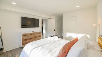 1 bedroom, desk, iron/ironing board, WiFi