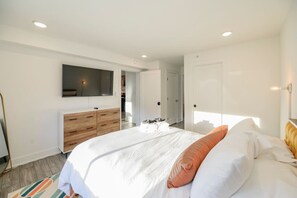 1 bedroom, desk, iron/ironing board, WiFi - Modern 1-Bed Condo | OPEN POOL with City Access (Lynchburg)