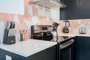 Réfrigérateur, four à micro-ondes, un four, surface de cuisson