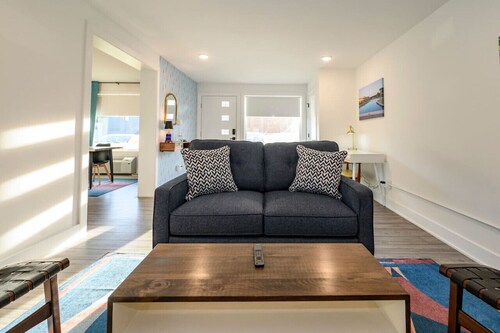 Modern 1-Bed Condo | OPEN POOL with City Access