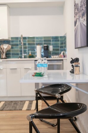 Een koelkast, een microgolfoven, een oven, een kookplaat