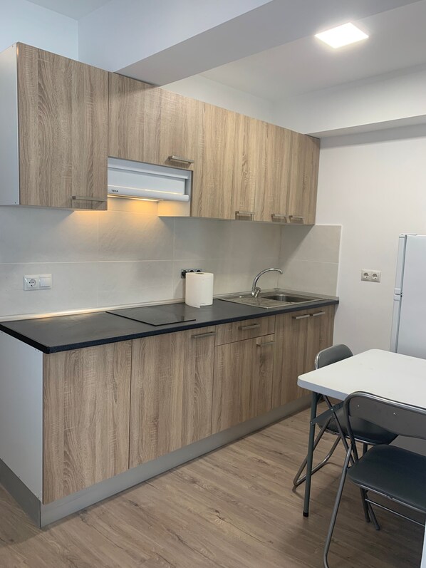 Basic Apartment | Private kitchen | Fridge, microwave, stovetop, toaster