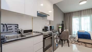 Full-sized fridge, microwave, oven, stovetop
