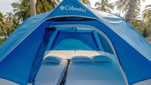 A blue Columbia tent with two beds, surrounded by palm trees. - CASA DE CAMPO CASTILLETE (Santa Marta)