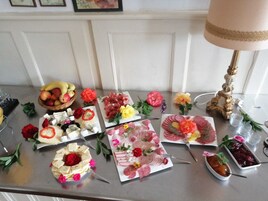 每日供应自助式早餐（每人 EUR 12）