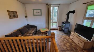 Standard-Apartment, Kamin, Erdgeschoss | Wohnbereich | Arbeitsbereiche