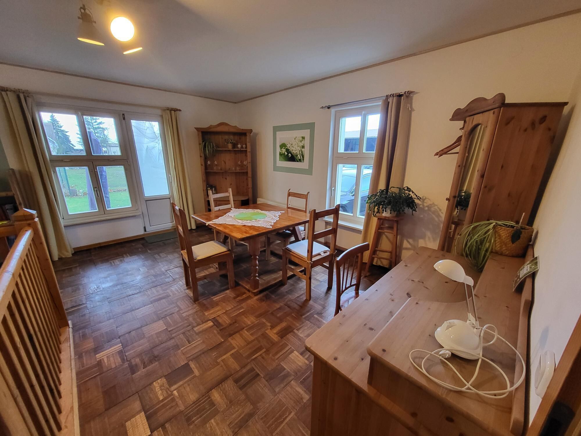 Standard-Apartment, Kamin, Erdgeschoss | Essbereich im Zimmer