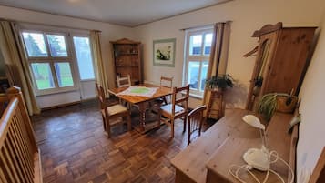 Standard-Apartment, Kamin, Erdgeschoss | Essbereich im Zimmer