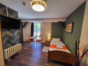1 habitación, decoración personalizada y escritorio 