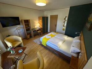 Individually decorated, desk, laptop workspace, cots/infant beds - Gutshof Elbschloss Kehnert (Tangerhütte)