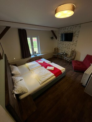 Standard Room | Individually decorated, desk, laptop workspace, cots/infant beds - Gutshof Elbschloss Kehnert (Tangerhütte)
