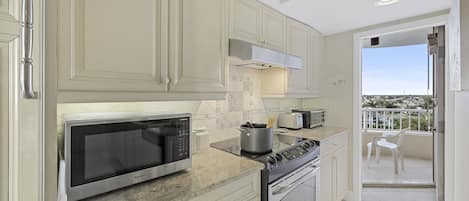 Frigorífico, microondas, horno y placa de cocina