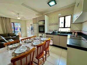 Apartment | Private kitchen | Fridge, microwave, oven, blender - Residencial Falcão (Bombinhas)