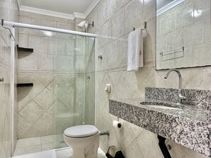 Apartment | Bathroom | Hair dryer, bidet, soap, shampoo - Residencial Falcão (Bombinhas)