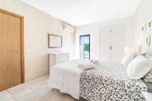 5 bedrooms, iron/ironing board, WiFi, bed sheets
