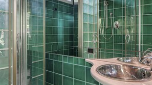 Dusche, Haartrockner, Bidet, Handtücher
