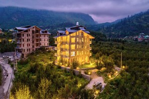 Free self-parking - La Aero Resort (Manali)