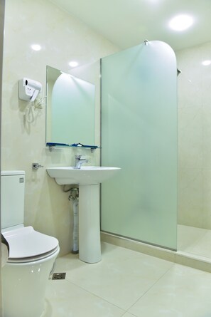 Exclusive Suite | Bathroom | Combined shower/tub, free toiletries, hair dryer, bathrobes - Macao Hotel (Yerevan)