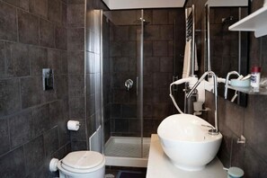 Camera Superior | Bagno | Vasca e doccia separate, asciugacapelli, bidet, asciugamani