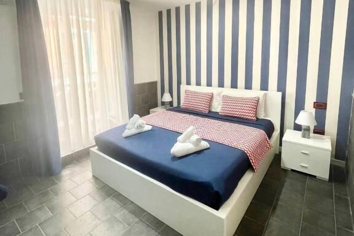 Quarto quádruplo luxo | 2 quartos, cofres nos quartos, escrivaninha