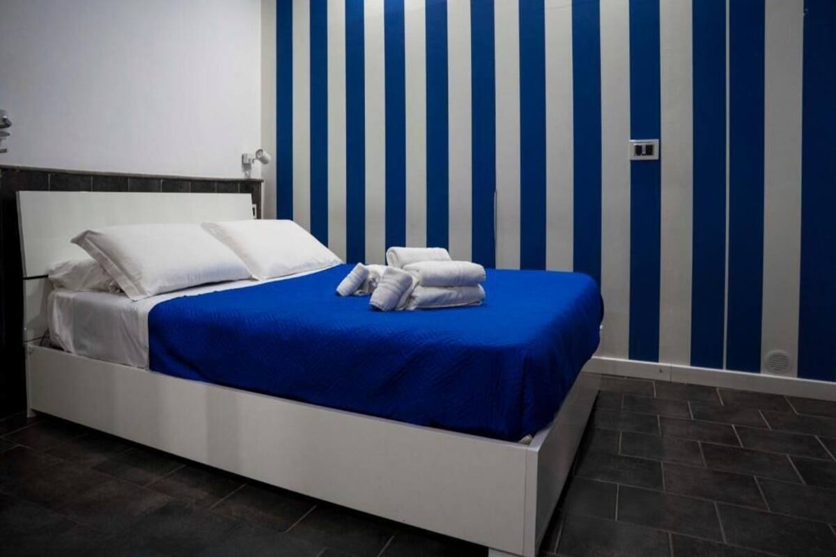 Quarto casal econômico | 2 quartos, cofres nos quartos, escrivaninha