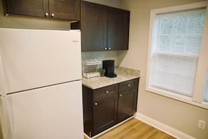 Fridge, microwave, oven, stovetop - Walking distance to Downtown Southern Pines and close to Pinehurst Golf Courses. (Southern Pines)