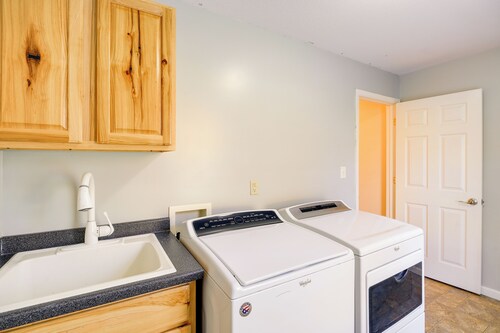 Virginia Escape w/ Patio & Fire Pit, Near Hiking!