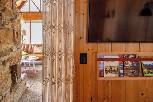 3 Mi to Big Bear Village: Charming Sugarloaf Cabin