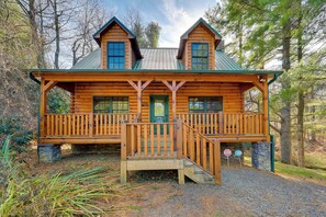 Interior - Ennice Cabin w/ Waterfall: Near Blue Ridge Pkwy! (Ennice)