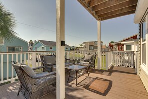Interior - Steps to Sand: Pirates Beach House in Galveston! (Galveston)