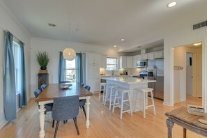 Interior - Steps to Sand: Pirates Beach House in Galveston! (Galveston)