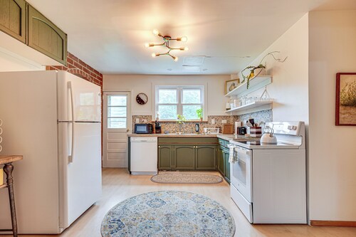 Charming Gardiner Home w/ Yard & Sunroom