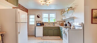 Charming Gardiner Home w/ Yard & Sunroom