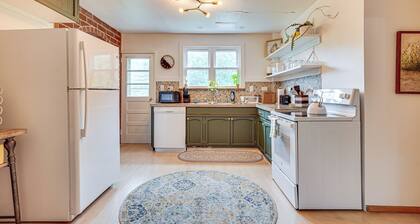 Charming Gardiner Home w/ Yard & Sunroom