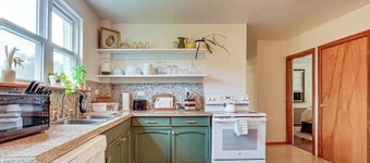 Charming Gardiner Home w/ Yard & Sunroom