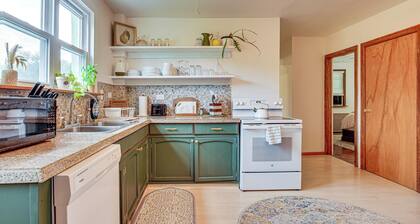 Charming Gardiner Home w/ Yard & Sunroom