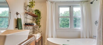 Charming Gardiner Home w/ Yard & Sunroom