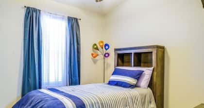 20 Mi to Dtwn El Paso: Pet-friendly Retreat!