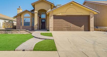 20 Mi to Dtwn El Paso: Pet-friendly Retreat!