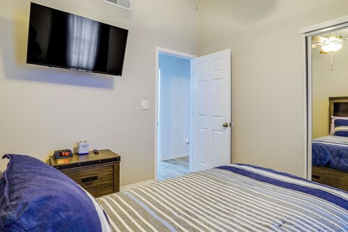 20 Mi to Dtwn El Paso: Pet-friendly Retreat!