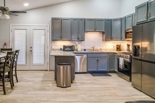 20 Mi to Dtwn El Paso: Pet-friendly Retreat!